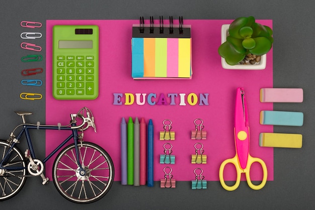 Zestaw szkolny z różowym tekstem na papierze Edukacja drewnianych liter Kalkulator modelu roweru