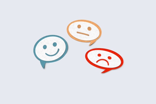 Zestaw tekstur wyciętych z papieru emotikonów emoji na pasku mowy ze smutnym i szczęśliwym nastrojem Zwiększenie oceny Doświadczenie klienta Zadowolenie i najlepsza ocena doskonałych usług