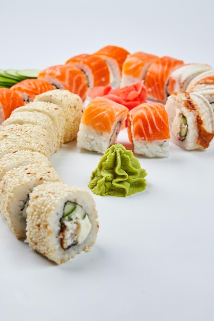 Zestaw tradycyjnego pysznego świeżego sushi Philadelphia roll z węgorzem wędzonym łososiem i ogórkiem na białym tle Sushi menu Japońska kuchnia azjatycka