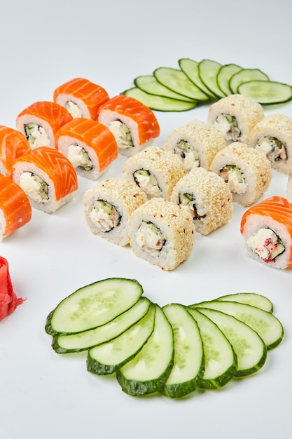 Zestaw tradycyjnego pysznego świeżego sushi Philadelphia roll z węgorzem wędzonym łososiem i ogórkiem na białym tle Sushi menu Japońska kuchnia azjatycka