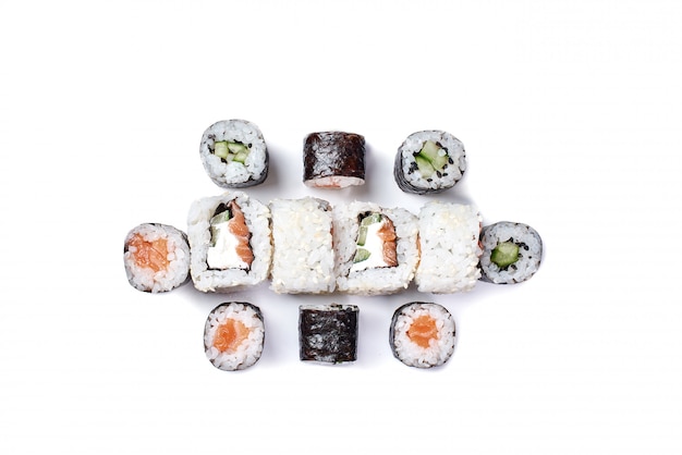 zestaw tradycyjnych japońskich sushi roll na białym tle