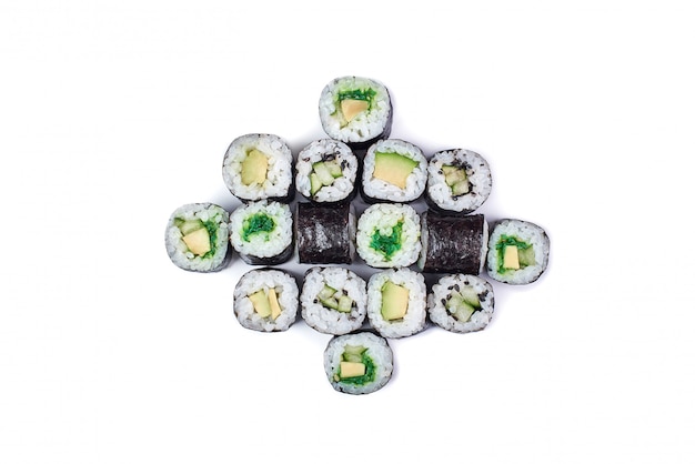 zestaw tradycyjnych japońskich sushi roll na białym tle