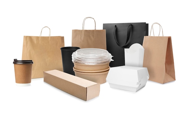 Zestaw z różnymi pojemnikami na torby papierowe na jedzenie i kubki na wynos na białym tle
