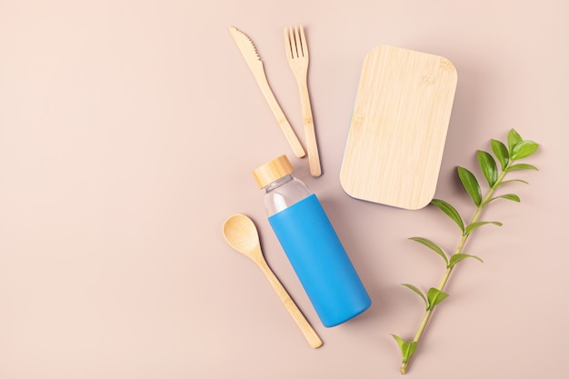 Zestaw zero waste na lunch na wynos, butelkę wielokrotnego użytku, pudełko i bambusowe sztućce. Koncepcja zrównoważonego stylu życia