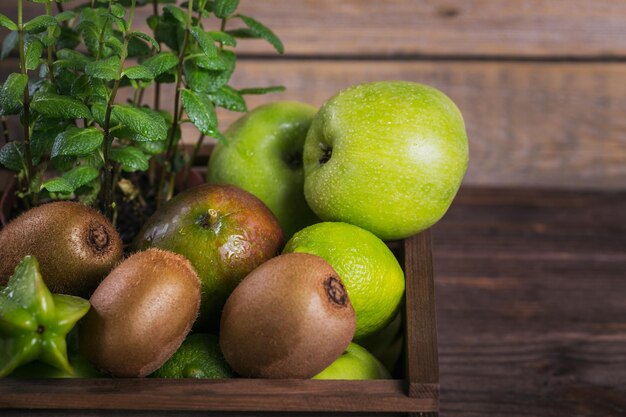 Zestaw zielonych owoców dla zdrowej diety i detoksykacji jabłka, limonki, kiwi, mango, karamboli i mięty