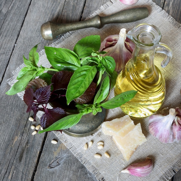 Zestaw Ziół, Przypraw I Innych Produktów Do Przygotowania Włoskiego Sosu Pesto Na Ciemnym Drewnianym Tle