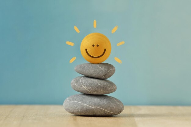 Zdjęcie zestawione kamienie zen z szczęśliwą okrągłą twarzą - koncepcja równowagi umysłowej i pozytywności