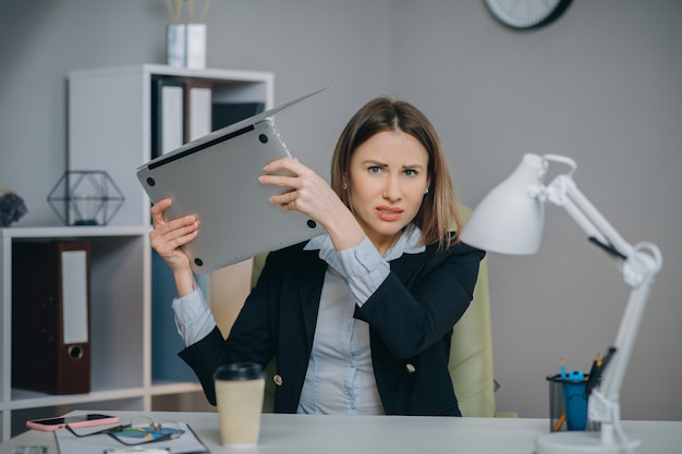 Zestresowany Bizneswoman Zirytowany Za Pomocą Laptopa, Wściekła Kobieta Szalona Z Powodu Problemów Z Komputerem Sfrustrowanych Utratą Danych, Błędem Online, Błędem Oprogramowania Lub Awarią Systemu.