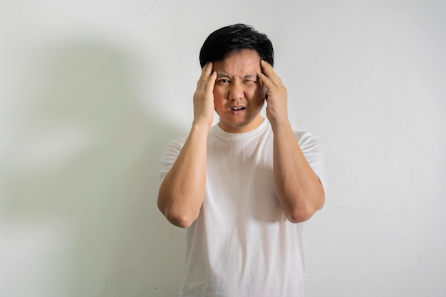 Zestresowany zdenerwowany mężczyzna cierpiący na silną migrenę