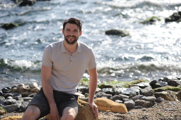 Zewnątrz portret człowieka obok oceanu