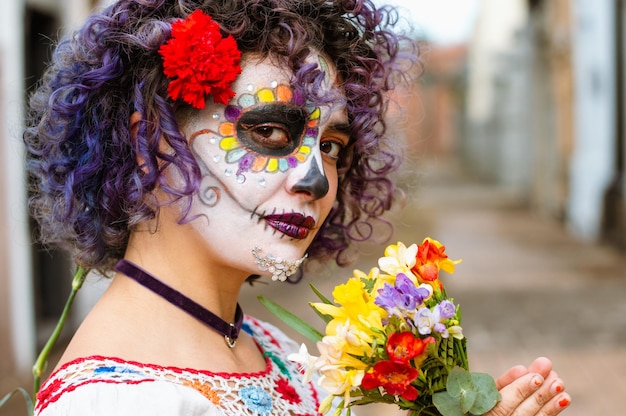 Zewnątrz portret młodej kobiety z twarzą pomalowaną jako La Calavera catrina copy space