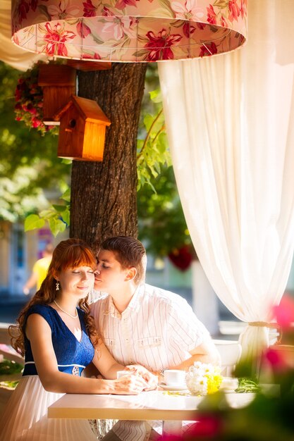 Zewnątrz Portret Młodej Pary Zmysłowej W Letniej Kawiarni. Miłość I Pocałunek.