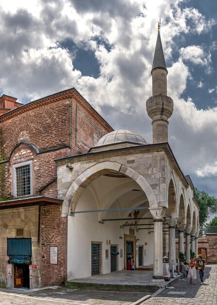 Zdjęcie zewnętrzna część budynku na tle nieba w mieście