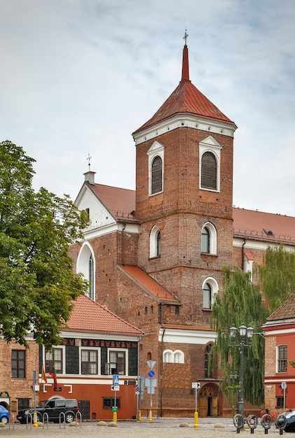 Zewnętrzna część budynku na tle nieba w mieście