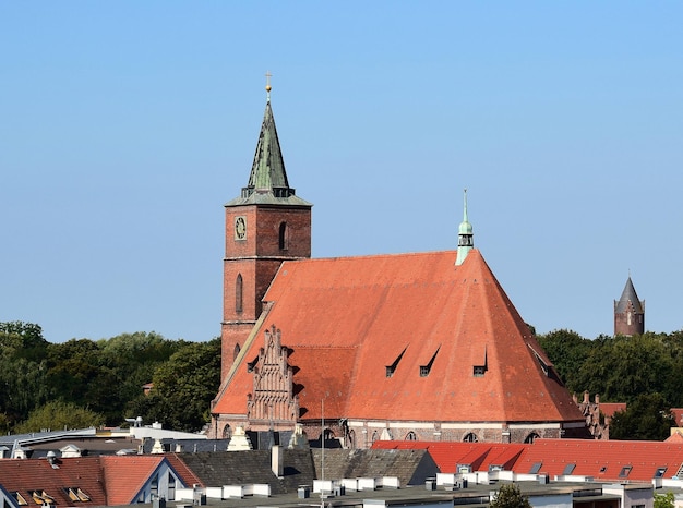 Zewnętrzna część kościoła na tle jasnego nieba w mieście