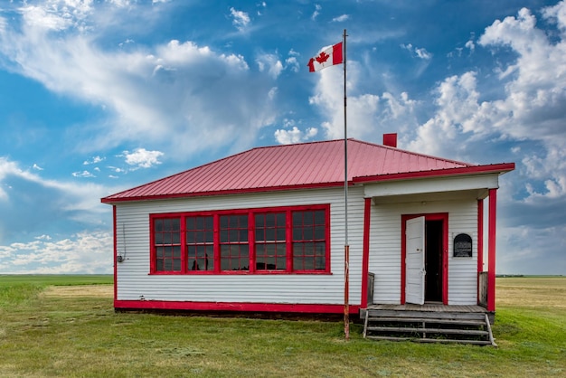 Zewnętrzna część opuszczonej szkoły St Johns Schoolhouse na preriach w pobliżu Leader Saskatchewan