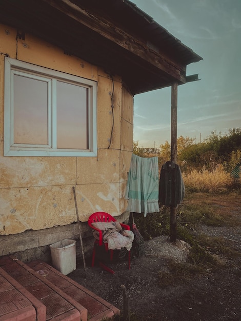 Zdjęcie zewnętrzna część starego domu na polu na tle nieba