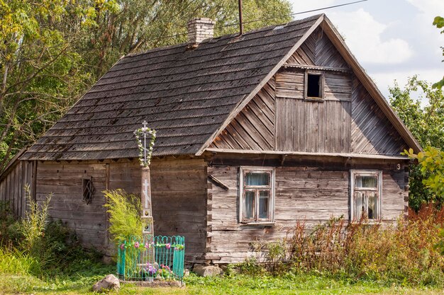 Zdjęcie zewnętrzna część starego domu na polu