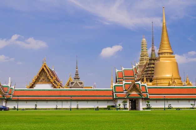 Zdjęcie zewnętrzna część wat phra kaeo na tle nieba