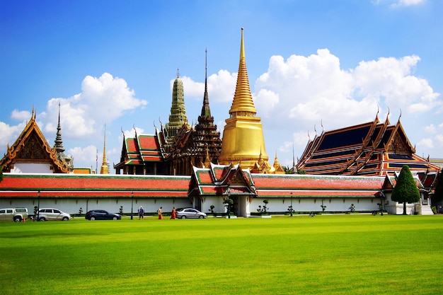 Zewnętrzna część Wat Phra Kaew na tle nieba w mieście
