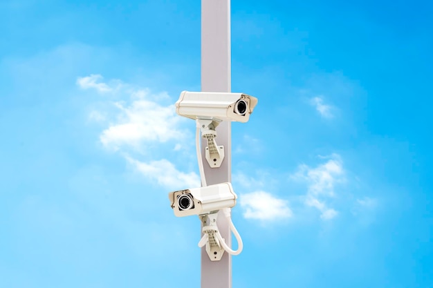 Zewnętrzny biały CCTV na słupie z niebieskim tłem nieba i przestrzenią do kopiowania