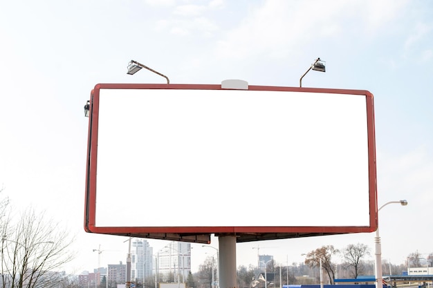 Zewnętrzny billboard makieta odkryty plakat reklamowy ze ścieżką przycinającą na ekranie