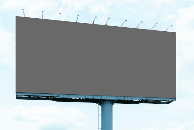 Zewnętrzny billboard na tle błękitnego nieba ze ścieżką przycinającą