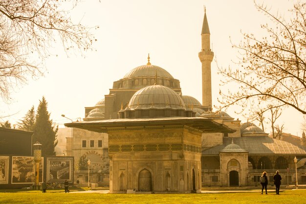 Zewnętrzny widok meczetu w stylu osmańskim w Stambule