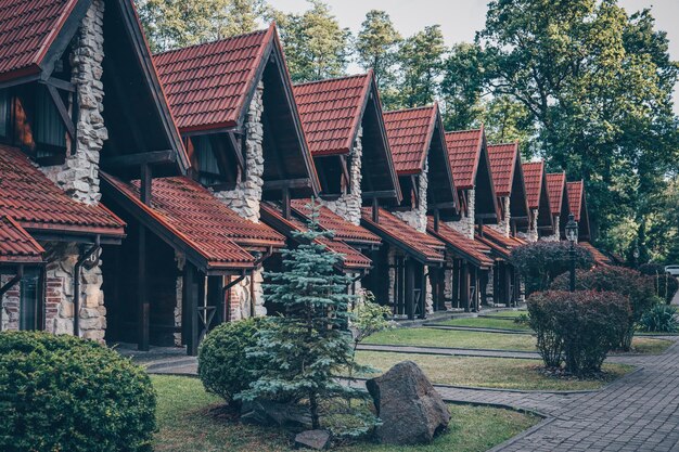 Zewnętrzny widok szeregowych kamiennych domków na ulicy w typowym angielskim mieście