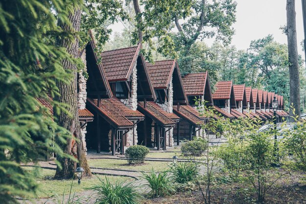 Zewnętrzny widok szeregowych kamiennych domków na ulicy w typowym angielskim mieście