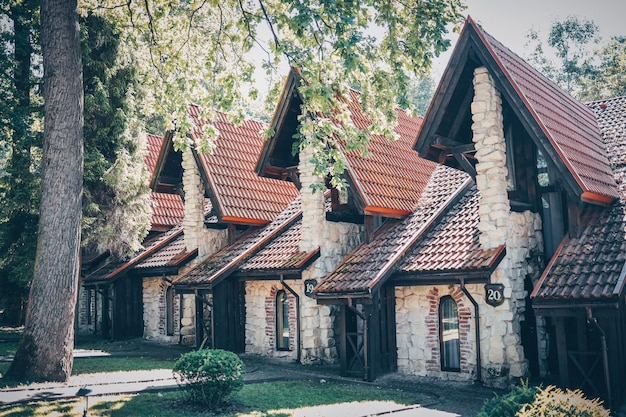 Zewnętrzny widok szeregowych kamiennych domków na ulicy w typowym angielskim mieście