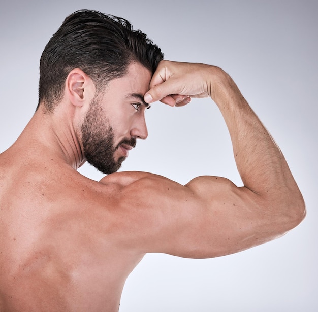 Zginanie mięśni ramion z ciałem o profilu twarzy ze zdrowiem i sprawnością silna osoba na białym tle na tle studia Kulturysta skóry i biceps wellness i podnoszenie ciężarów wraz ze wzrostem z ćwiczeń
