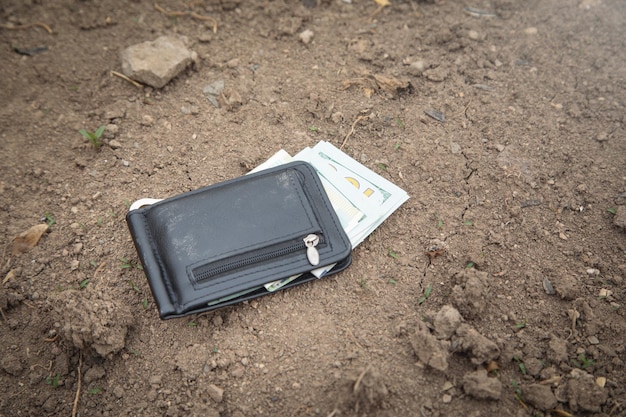 Zgubiony czarny skórzany portfel na zewnątrz