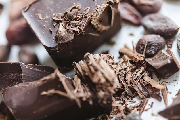 Zdjęcie ziarna kakao z czekoladą na białym tle shalllow dof