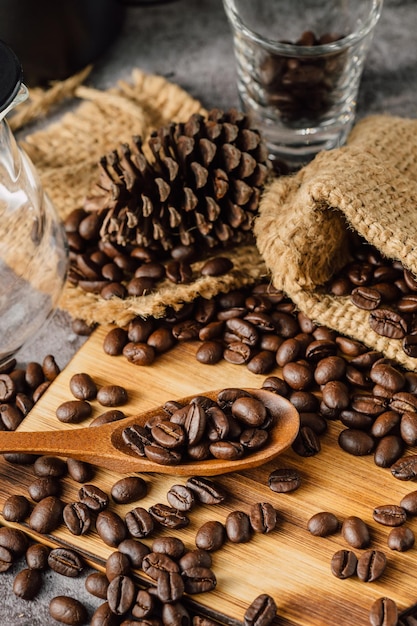 ziarna kawy na drewnianym tle