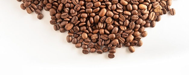 Ziarna kawy początkowo obejmują białe tło Widok z góry Produkt wysokiej jakości