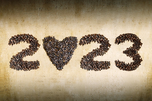 Zdjęcie ziarna kawy w kształcie 2023 numerów i symbol serca