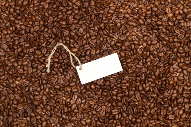 Ziarna kawy w widoku z góry z pustą białą etykietą
