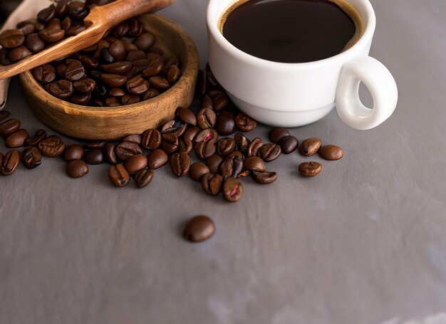 ziarna kawy z rekwizytami do kopiowania kawy