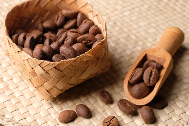 ziarno kawy to ziarno rośliny kawy i źródło kawy. ziarna kawy w plecionym pandanie.