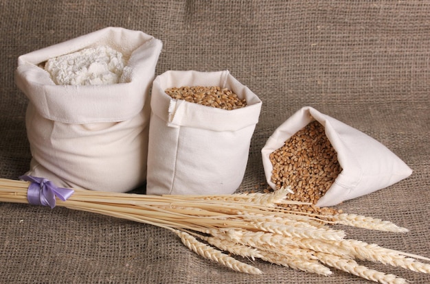 Ziarno mąki i pszenicy na worze