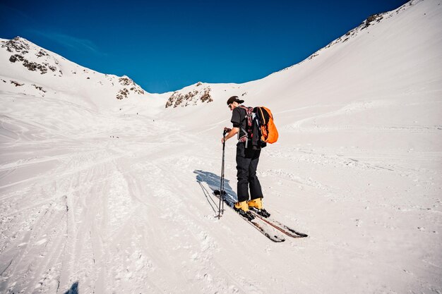 Ziarska dolina slovakia 1022022 Alpinista backcountry ski walking skialpinista w górach Skialpinizm w alpejskim krajobrazie z ośnieżonymi drzewami Przygoda sporty zimowe