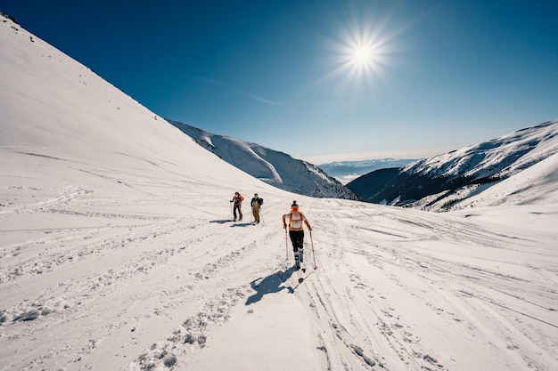 Ziarska dolina slovakia 1022022 Alpinista backcountry ski walking skialpinista w górach Skialpinizm w alpejskim krajobrazie z ośnieżonymi drzewami Przygoda sporty zimowe