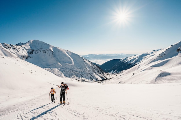 Ziarska dolina slovakia 1022022 Alpinista backcountry ski walking skialpinista w górach Skialpinizm w alpejskim krajobrazie z ośnieżonymi drzewami Przygoda sporty zimowe