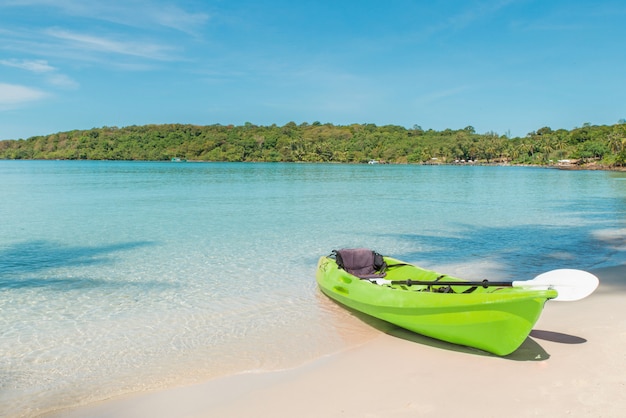 Zieleni kajaki na tropikalnej plaży w Phuket, Tajlandia. Koncepcja lata, wakacji i podróży.