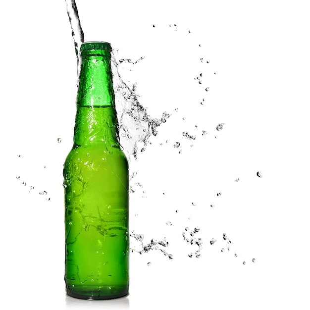 Zielona Butelka Piwa Z Pluskiem Wody Na Białym Tle