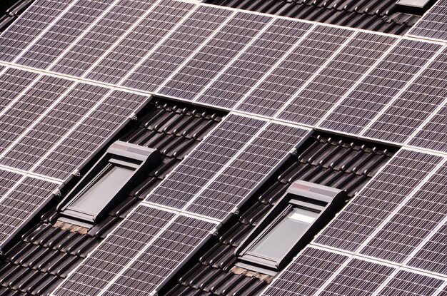 Zielona energia odnawialna z panelami fotowoltaicznymi na dachu.