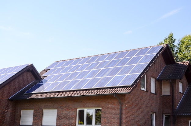 Zielona energia odnawialna z panelami fotowoltaicznymi