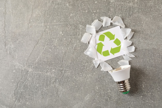Zielona energia z recyklingu koncepcja na szary tekstura tło.