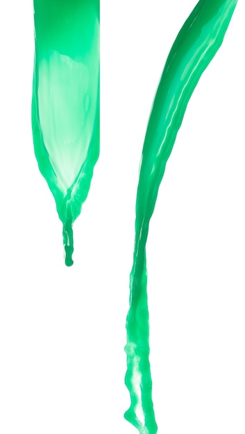Zielona farba płynna lata w powietrzu wylewa szklaną miskę jabłkowy sok warzywny spadający rozrzucony